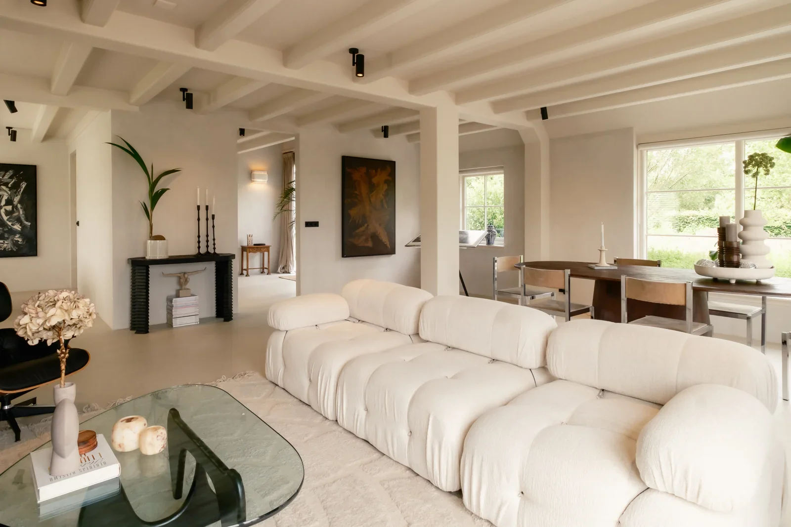 Woningfotografie Vinkeveen van lichte woonkamer met crème hoekbank en houten balkenplafond