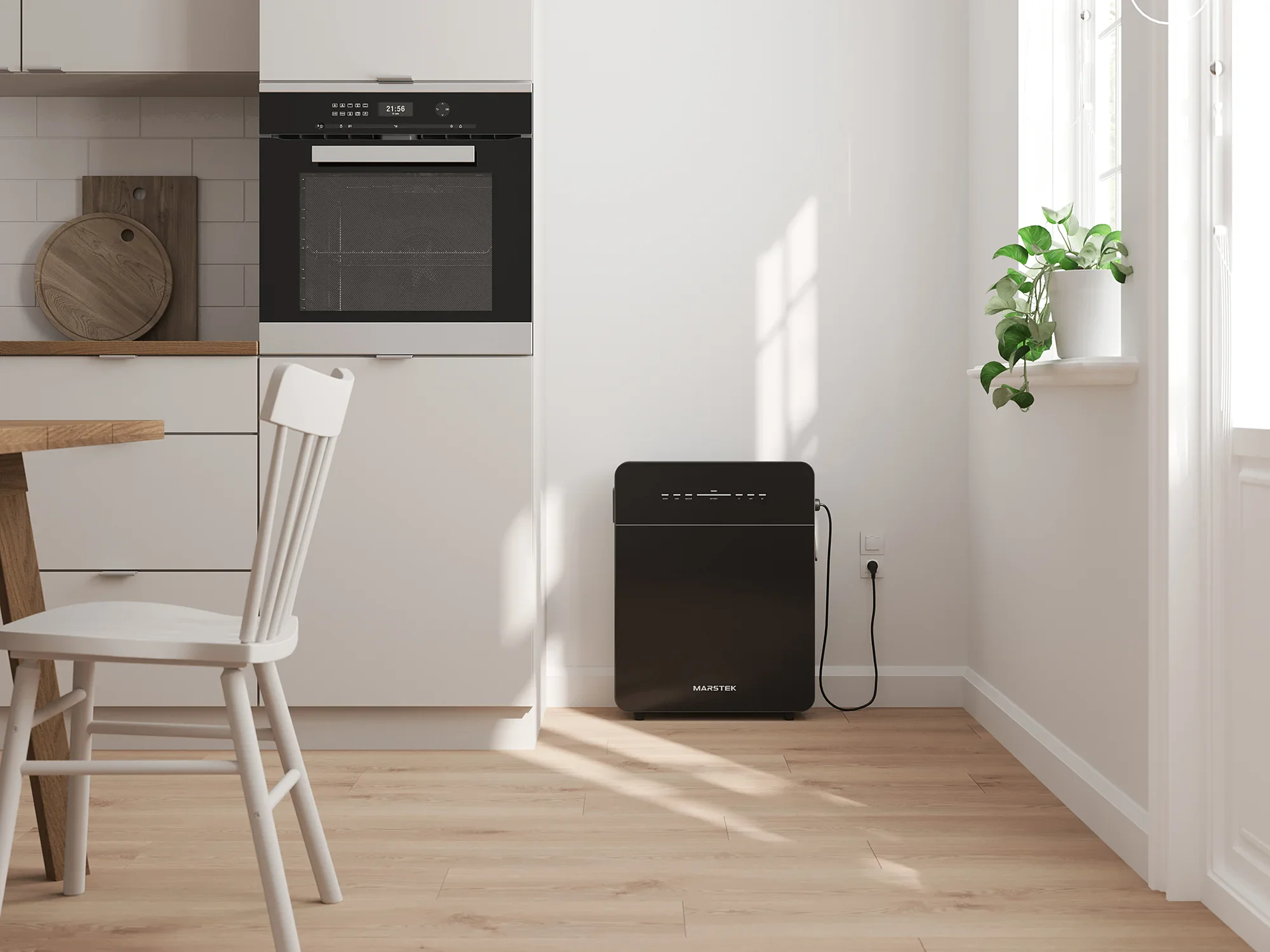Marstek thuisbatterij in zonnige keuken, product visualisatie tegen witte wand naast houten vloer