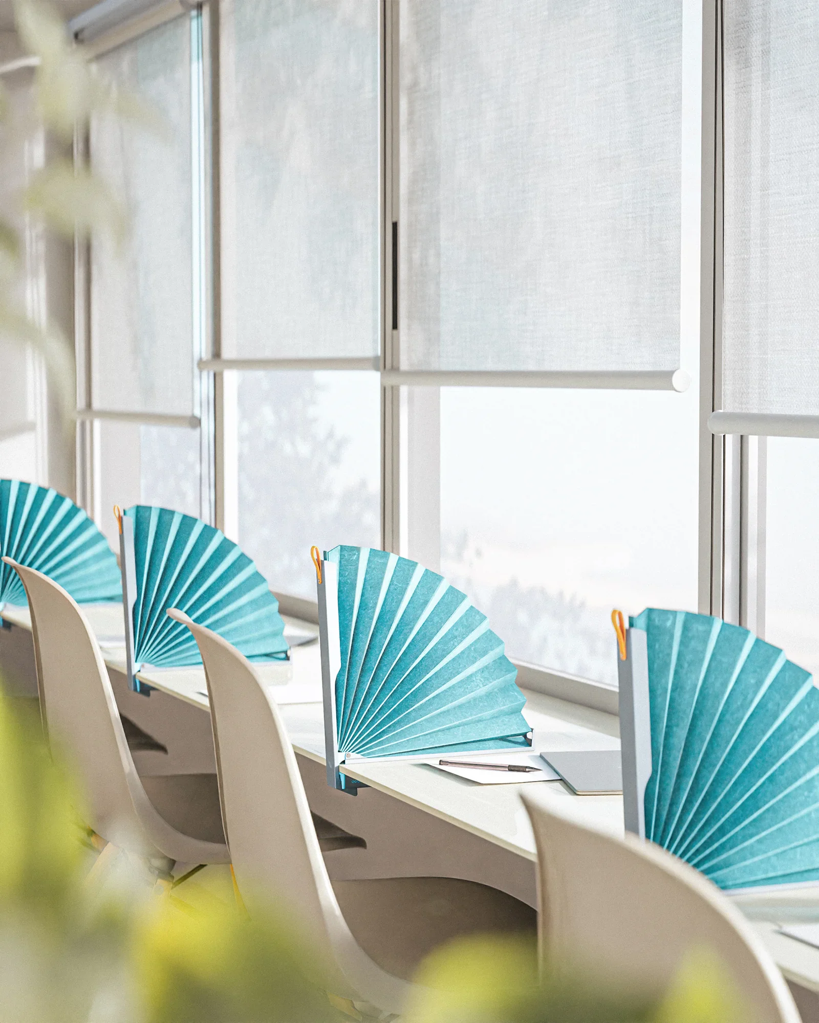 Product visualisatie van turquoise akoestisch scherm kantoor op bureaus bij lichte ramen