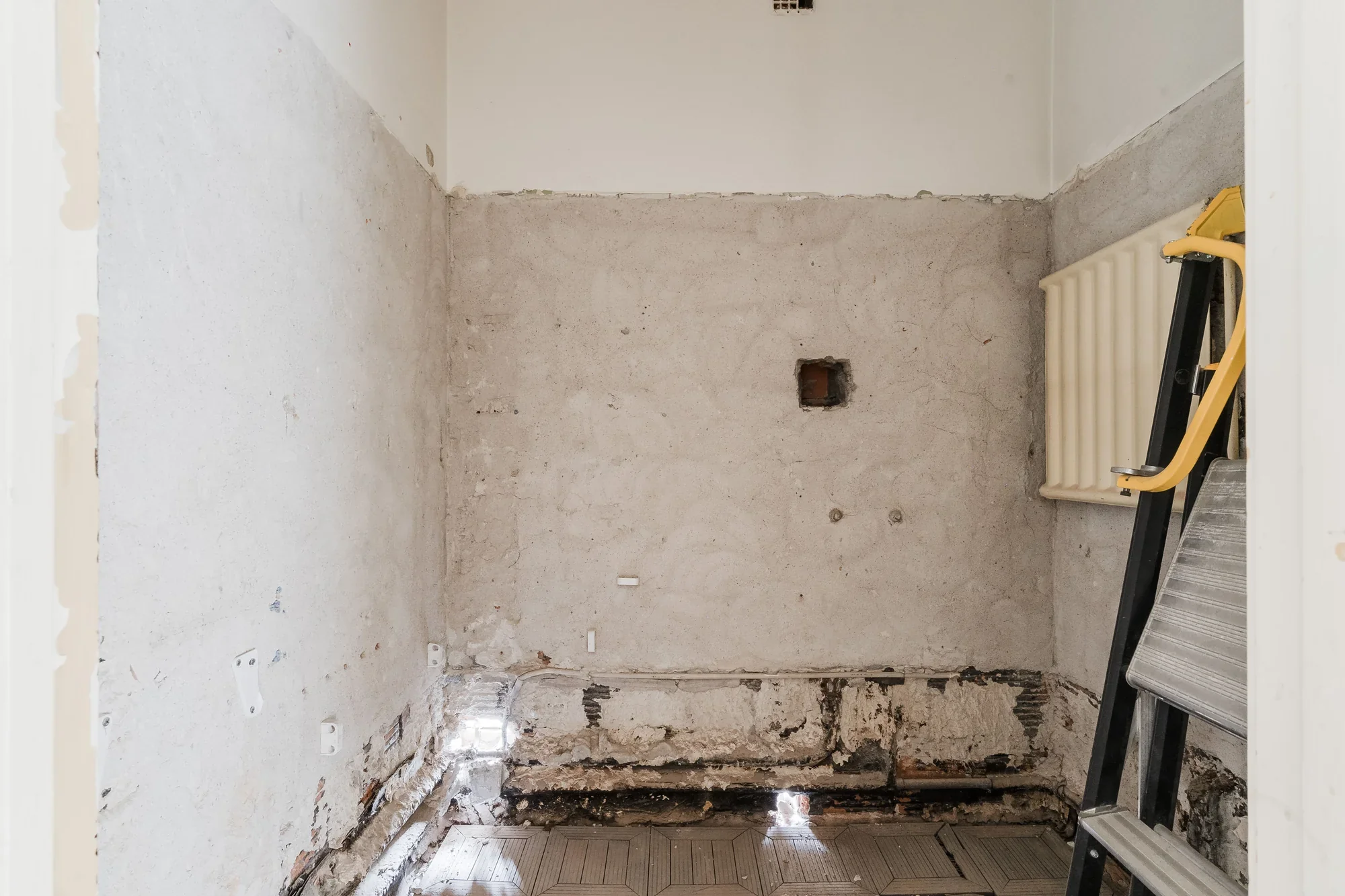 Voor virtual renovation: gestripte badkamer in Rotterdam