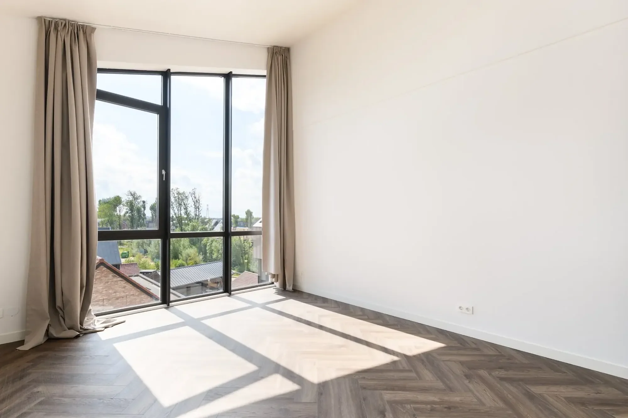 Voor virtual staging: lege slaapkamer in Muiden